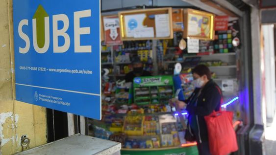 Cuesta conseguir tarjetas de SUBE y en ningún kiosco cargan la tarjeta Red Bus para poder viajar en colectivo. Foto: José Gutiérrez / Los Andes.