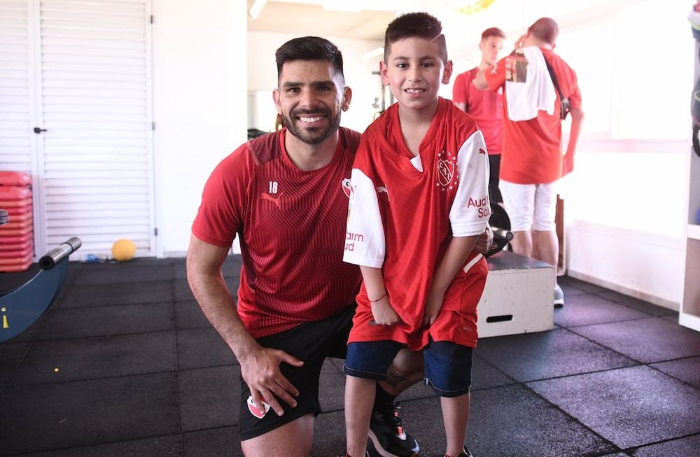 Santino conoció a los jugadores de Independiente. / GentilezA: prensa Independiente