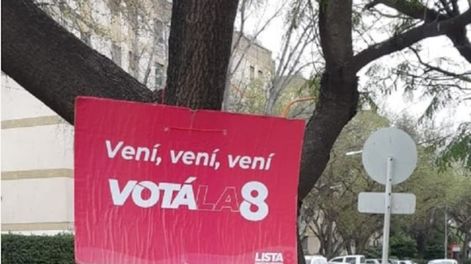 Los Andes | Multaron a agrupación política por fijar carteles en los árboles. Uno de los carteles detectados por los inspectores municipales cerca del Parque Central.