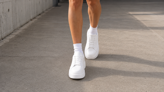 adios a las zapatillas totalmente blancas: el calzado retro que sera tendencia este invierno 2026