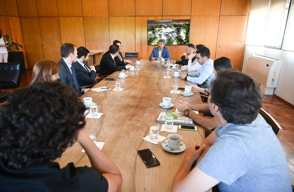 Ulpiano Suarez recibió a autoridades de la Asociación de Hoteles de Turismo