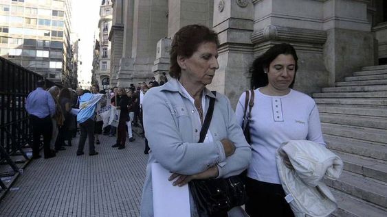 Sara Garfunkel madre de Nisman y la hermana, Sandra Nisman a quienes embargaron sus bienes y cuentas.