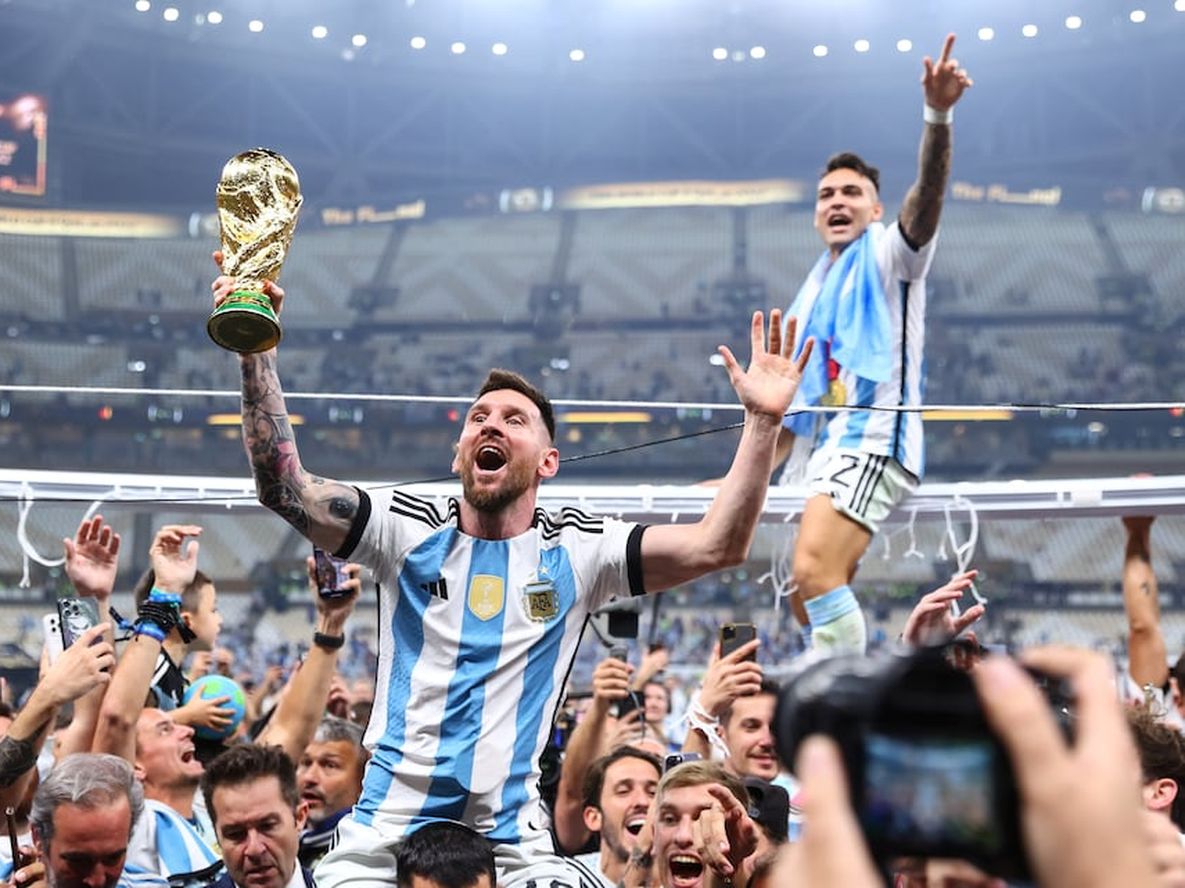 Lionel Messi celebra con la Copa del Mundo en sus manos. El momento más esperado. / Tom Weller