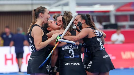 Las Leonas festejan uno de los goles en la contundente victoria ante España por el Mundial de hockey.