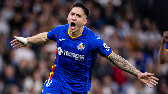 Fútbol. El uruguayo Martín Satriano de volea liquido al Real. Un golazo