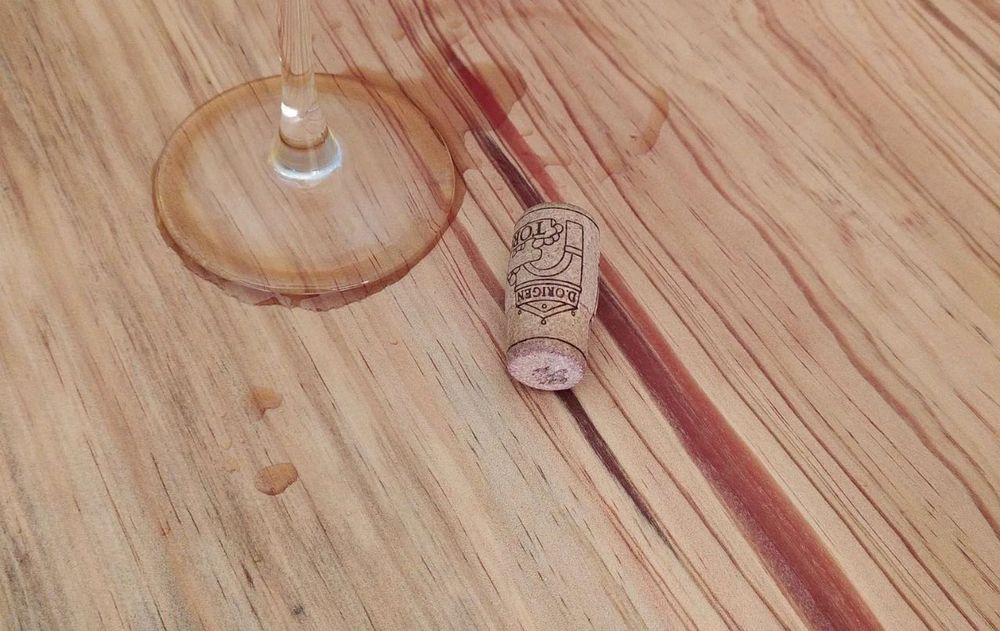 Las manchas de humedad en maderas son difíciles de eliminar, pero este método casero ayuda porque el ingrediente posee compuestos efectivos.