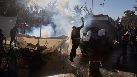 Carabineros dispersaron a un grupo de manifestantes con carros hidrantes y gases lacrimógenos en la plaza Italia de Santiago de Chile. Foto: AP