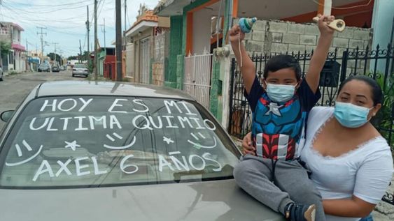 Axel recibió su última quimioterapia y la familia celebró a lo grande.