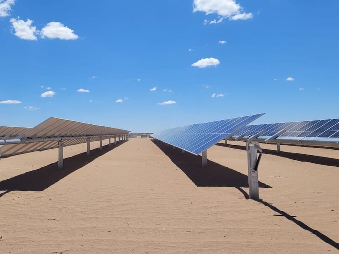 El parque solar Helios incopora por primera vez paneles bifaciales, para aprovechar al máximo las horas de luz solar.