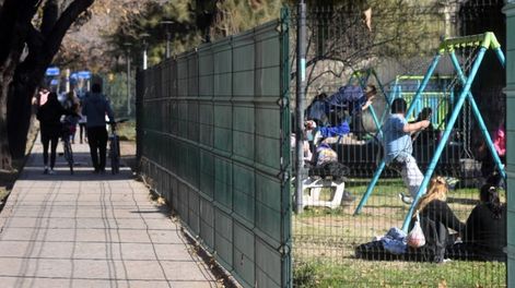 Los espacios habilitados al juego y la actividad física se convierten en zonas vulnerables a desperfectos por el mal trato o la intención de romper. Foto:  Gustavo Rogé / Los Andes
