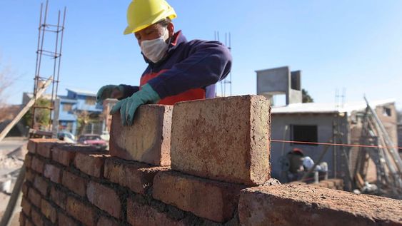 Desde el 1 de agosto, el salario mínimo quedó fijado en $28.080 por mes, ese monto sería suficiente para percibir asistencia financiera para edificar viviendas de 33m2. /Foto José Gutierrez / Los Andes