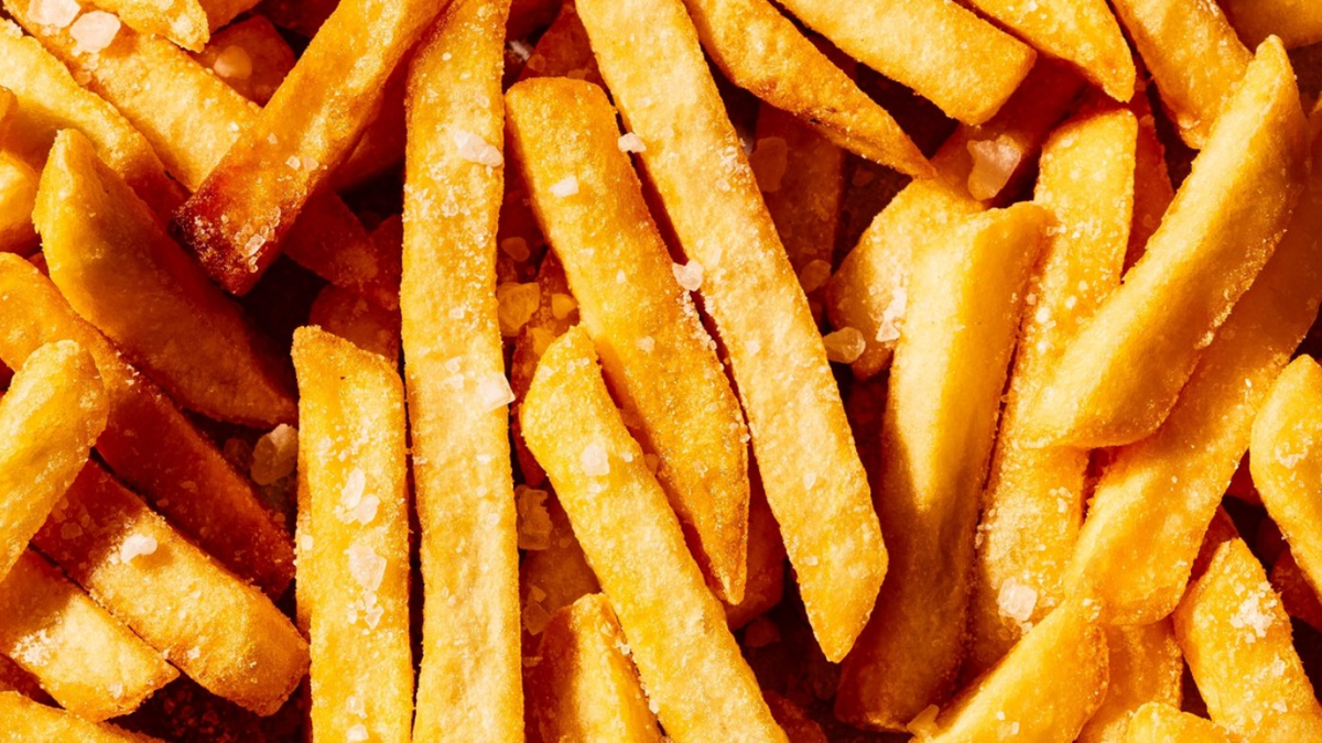 Papas fritas crocantes y doradas: la técnica con vinagre que usan los expertos para que no se rompan