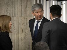 El exjuez Walter Bento junto a su esposa Marta Boiza y sus hijos durante el debate. Archivo Los Andes