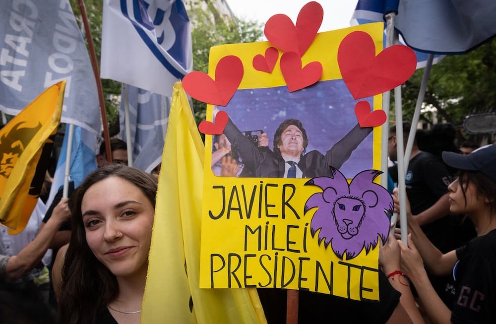 A días del balotaje presidencial, Javier Milei volvió a Mendoza y realizó una caravana por la Ciudad. Los seguidores del líder de La Libertad Avanza se comenzaron a concentrar en el microcentro durante las primeras horas de la tarde. Antes de las 18 ya se habían reunido cerca de 10 mil personas en los alrededores de la plaza Independencia para esperar al candidato a presidente.Foto: Ignacio Blanco / Los Andes