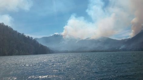 Un voraz incendio consumió 1800 hectáreas en el Parque Nacional Nahuel Huapi. Foto X @PnnhInforma