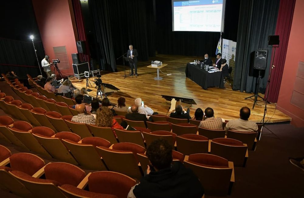 Audiencia por aumento en el precio del servicio eléctrico, en el Le Parc (Orlando Pelichotti / Los Andes)