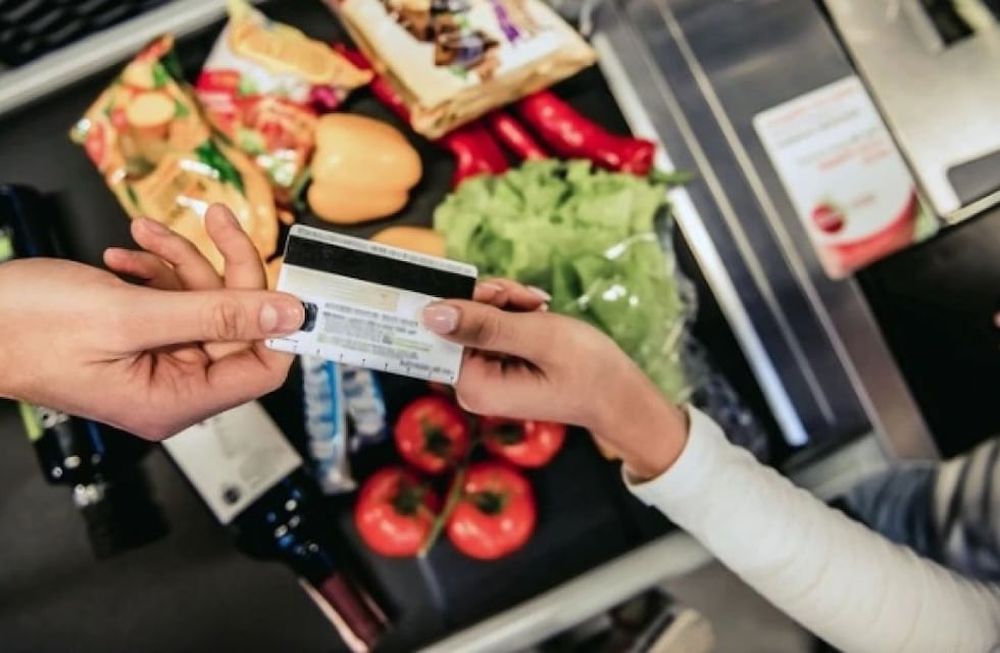 La primera semana de la tarjeta de alimentos: más compras de leche, carne, frutas y multas