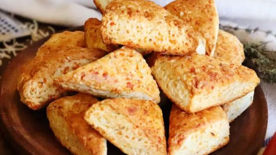 como hacer deliciosos triangulitos de queso: faciles y super crocantes para el mate o la picada