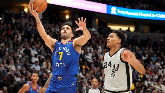 El base cordobés Facundo Campazzo tuvo otra de sus noches brillantes. Le puso magia en sus casi 20 minutos de juego, para la victoria de los Nuggets sobre los Spurs. Y sino, díganselo a Devin Vassell (Spurs)./AP