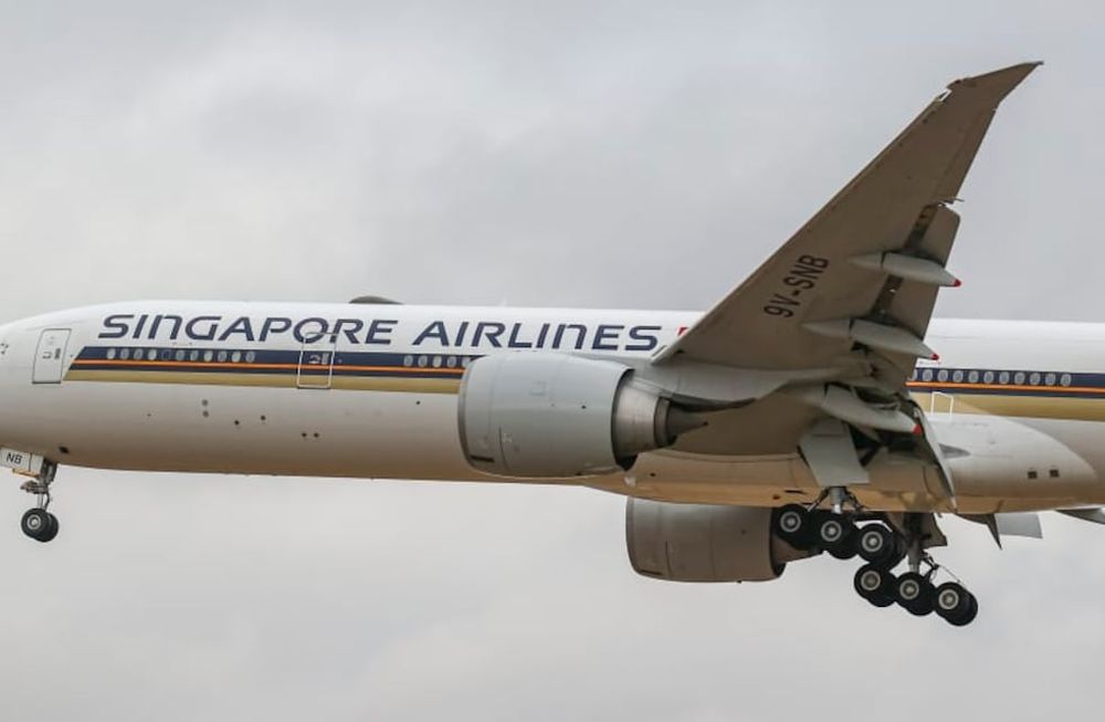 Al menos un muerto y 30 heridos en un vuelo de Singapore Airlines