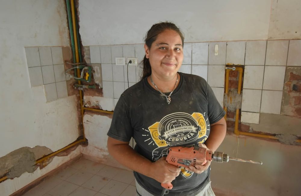 Verónica Ibarra es albañil, realiza todo tipo de construcciónes, refacciones y plomeria. Se abre paso en un ámbito dominado por hombres.