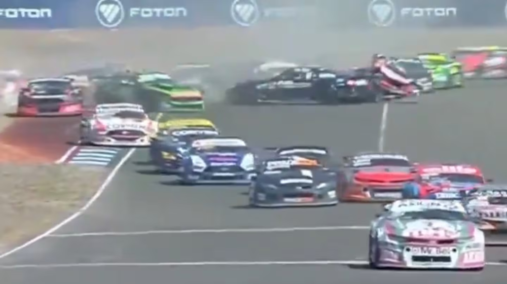 Final caliente en el TC: choque múltiple y abandono masivo en Neuquén.