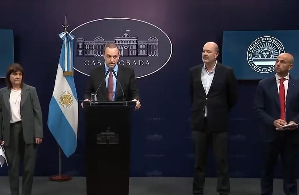 El vocero presidencial, Manuel Adorni, en conferencia de prensa anunció hoy que impulsará la desregulación del servicio de rampas en los aeropuertos para terminar con el monopolio de la empresa Intercargo, en medio del conflicto por las asambleas de trabajadores que ocasionaron demoras en los vuelos. Foto: (Cap/imag) / NA.
