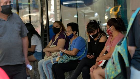 Debido al aumento de casos de coronavirus en Argentina, desde el Gobierno nacional buscan implementar nuevas medidas de ayuda económica. - Orlando Pelichotti / Los Andes