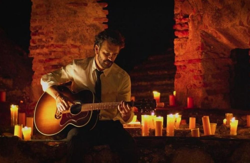 Cinco mil velas y 150 mil espectadores: cómo fue el impresionante show de Ricardo Arjona por streaming