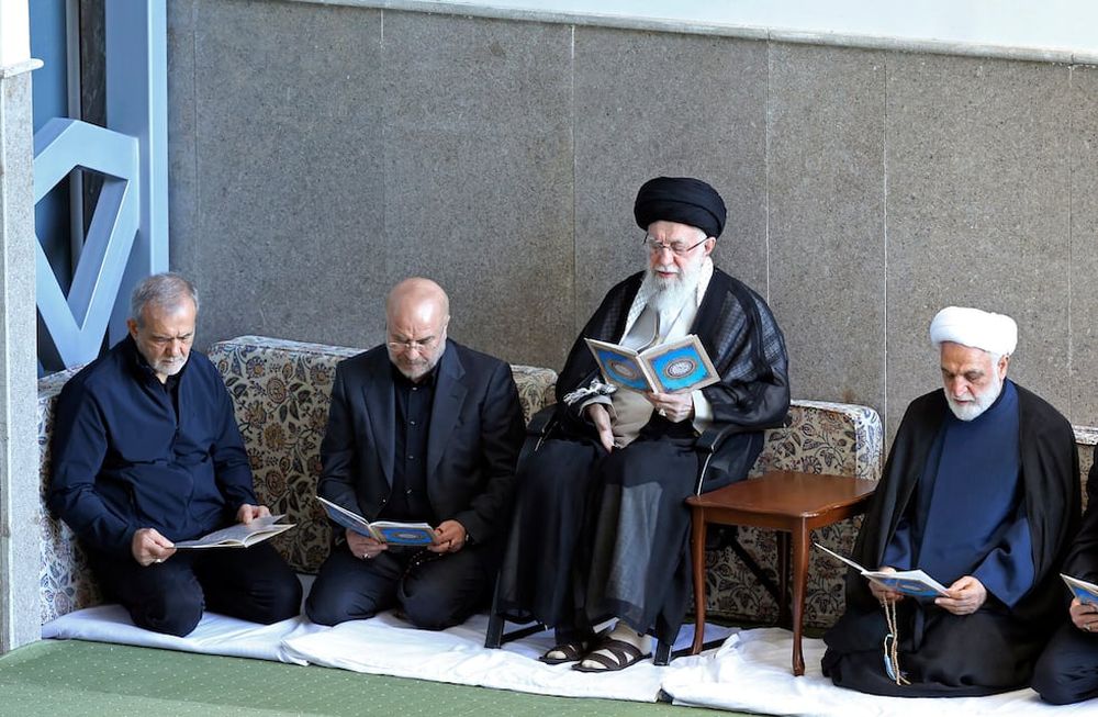 En esta imagen, distribuida por la web de la oficina del líder supremo de Irán, el ayatolá Ali Khamenei (segundo por la derecha), el jefe de la Judicatura, Gholam Hossein Mohseni Ejehei (derecha), el presidente del Parlamento, Mohammad Bagher Qalibaf (segundo por la izquierda) y el presidente del país, Masoud Pezeshkian, leen el Corán durante una ceremonia en honor del difunto líder de Hezbollah Hassan Nasrallah, en la mezquita Imán Jomeini, en Teherán, Irán, el 4 de octubre de 2024. (Oficina del líder supremo de Irán vía AP)