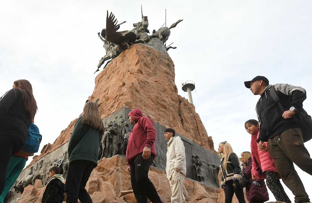 Más de 235.000 turistas llegaron a Mendoza por las vacaciones y se superaron las expectativasTuristas en el Cerro de la GloriaFoto: José Gutierrez / Los Andes