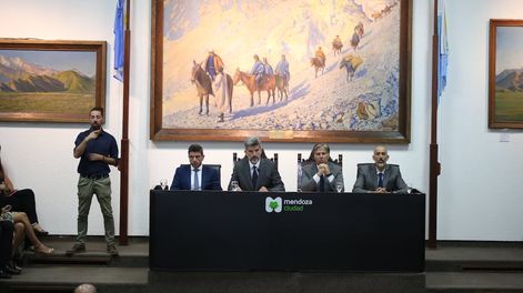 Los Andes | El intendente Ulpiano Suárez y autoridades del Concejo Deliberante de la Ciudad de Mendoza.
