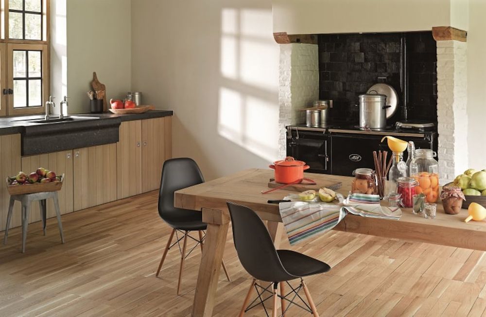 ¿Pisos de madera en cocinas y baños? Los sí y los no