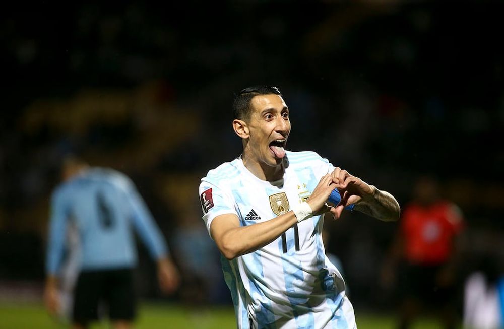 El locutor radial trató despectívamente al fideo y la joya Dybala, los jugadores argentinos que minutos más tarde ganaron el partido de visitante a Uruguay en el campeón del siglo.