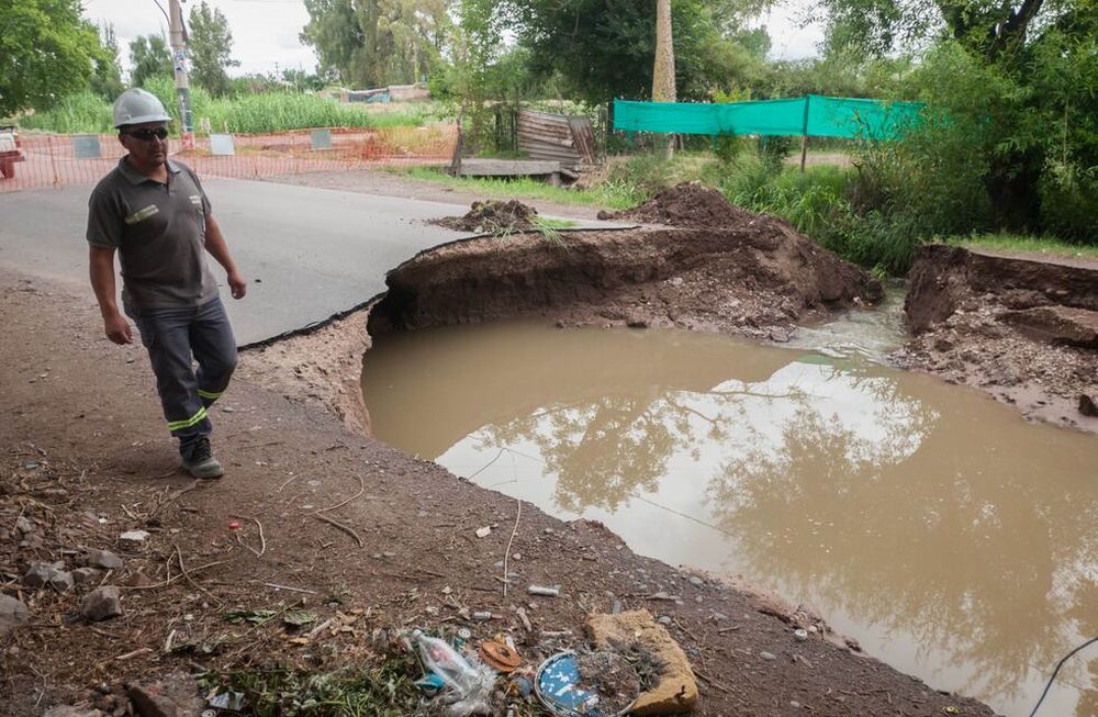 Tardarán una semana en reparar el socavón de calle Tirasso de Guaymallén