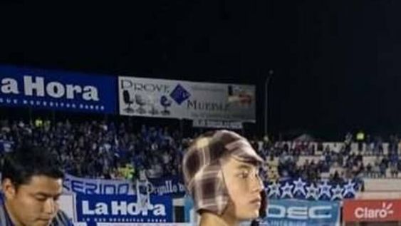 Un club de fútbol vistió a sus alcanzapelota como el Chavo, en homenaje a Gómez Bolaños