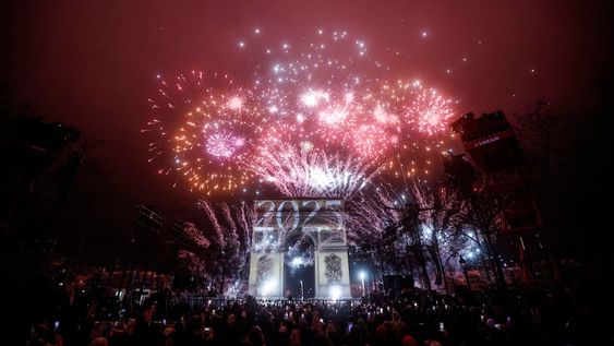 Fuegos artificiales iluminan el cielo sobre el Arco del Triunfo durante las celebraciones de Nochevieja en París (Francia) hoy, 1 de enero de 2025. (Francia). Foto: EFE/EPA/YOAN VALAT