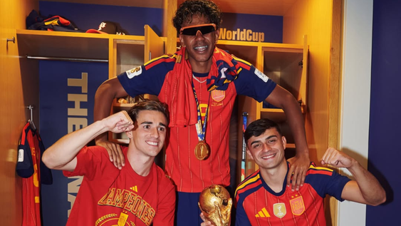 El vestuario de los campeones: entre el tatuaje de Cucurella y el cambio de look de Pablo Gavi
