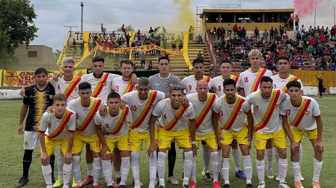 Los Andes | Voló alto. De la mano del Huevo Giacomelli, el Canario protagonizó un torneo de ensueño y recuperó su lugar en la élite del fútbol local. / Foto: Prensa Club Leonardo Murialdo.