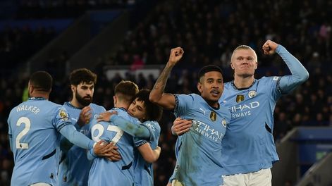 Los Andes | Erling Haaland celebra con Savinho. Entre los dos le dieron la victoria al Manchester City / Foto: AP