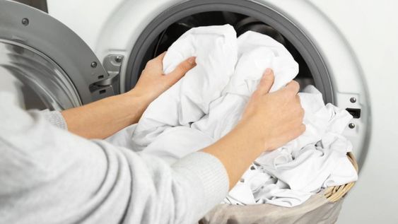 un vaso durante el lavado y la ropa queda blanca como la nieve: una lavandera experimentada siempre agrega este producto al lavarropas con el detergente