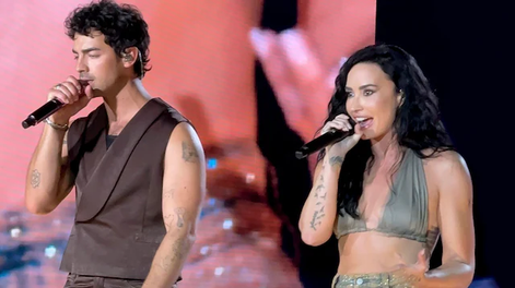 Joe Jonas y Demi Lovato juntos y cantando clásicos de Disney.