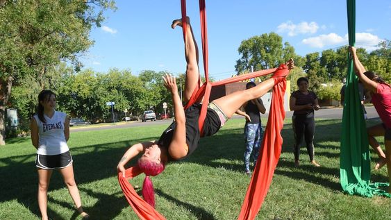 Los talleres de acrobacia en tela son una de las herramientas empleadas para contener a los jóvenes de la comuna y facilitarles la expresión artística. Foto: José Gutiérrez / Los Andes