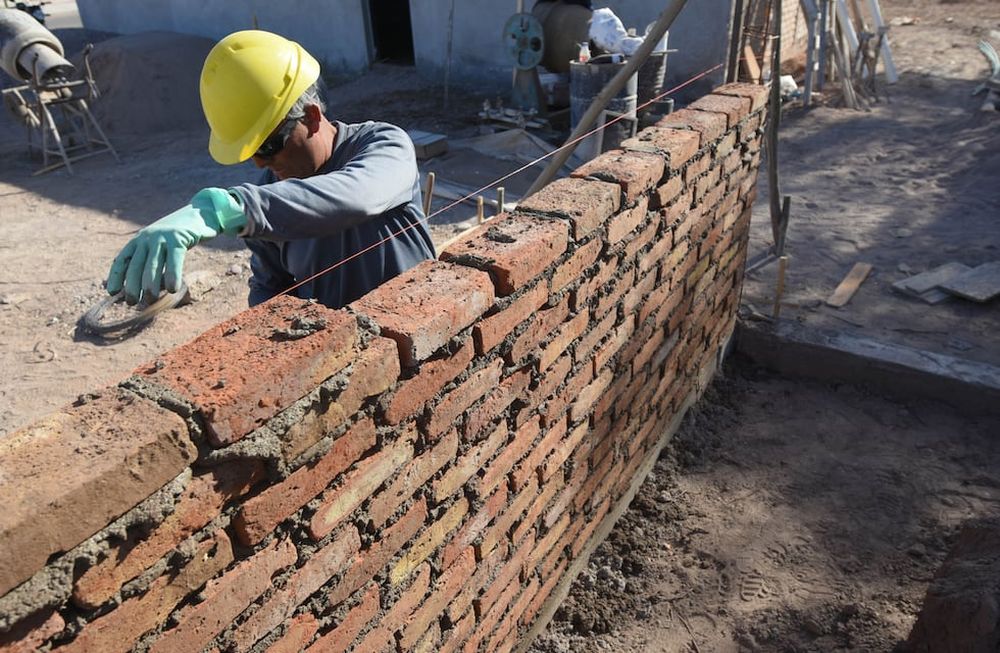 Obreros trabajan en la construcción de una vivienda. Foto José Gutierrez / Los Andes