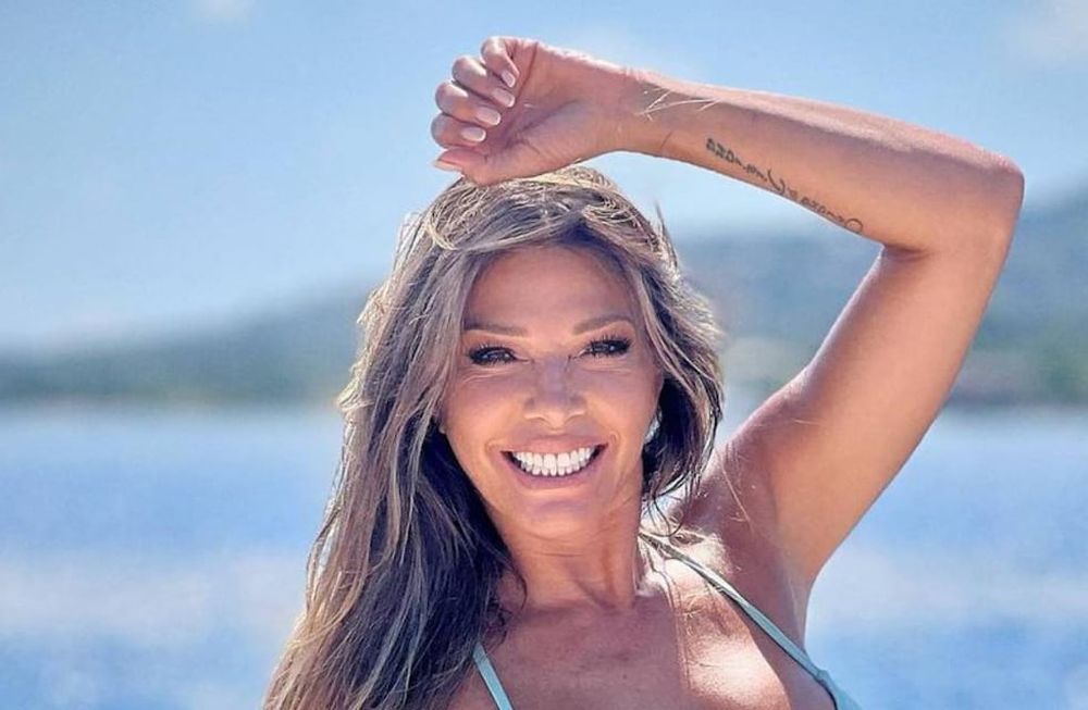 Catherine Fulop encandiló con una microbikini en la playa