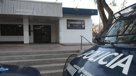 Al calabozo. El acusado pasó sus primeras horas en prisión en una celda de la comisaría Sexta. Hoy lo llevarán al penal provincial. José Gutiérrez/Los Andes