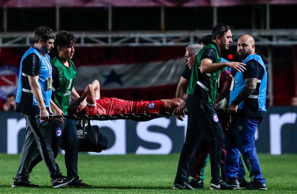 Luciano Sánchez de Argentinos sale lesionado, en un partido de los octavos de final de la Copa Libertadores entre Argentinos Juniors y Fluminense en el estadio Diego Armando Maradona en Buenos Aires (Argentina). EFE/ Luciano González
