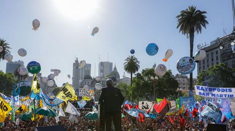 Los Andes | Alberto Fernández, en el Día de la Militancia en un multitudinario acto en Plaza de Mayo. (Presidencia)