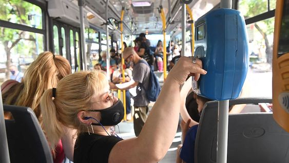 Los subsidios a servicios públicos como transporte, electricidad o gas representan un gasto del Estado superior a la planta de empleados públicos. Foto: José Gutiérrez / Los Andes