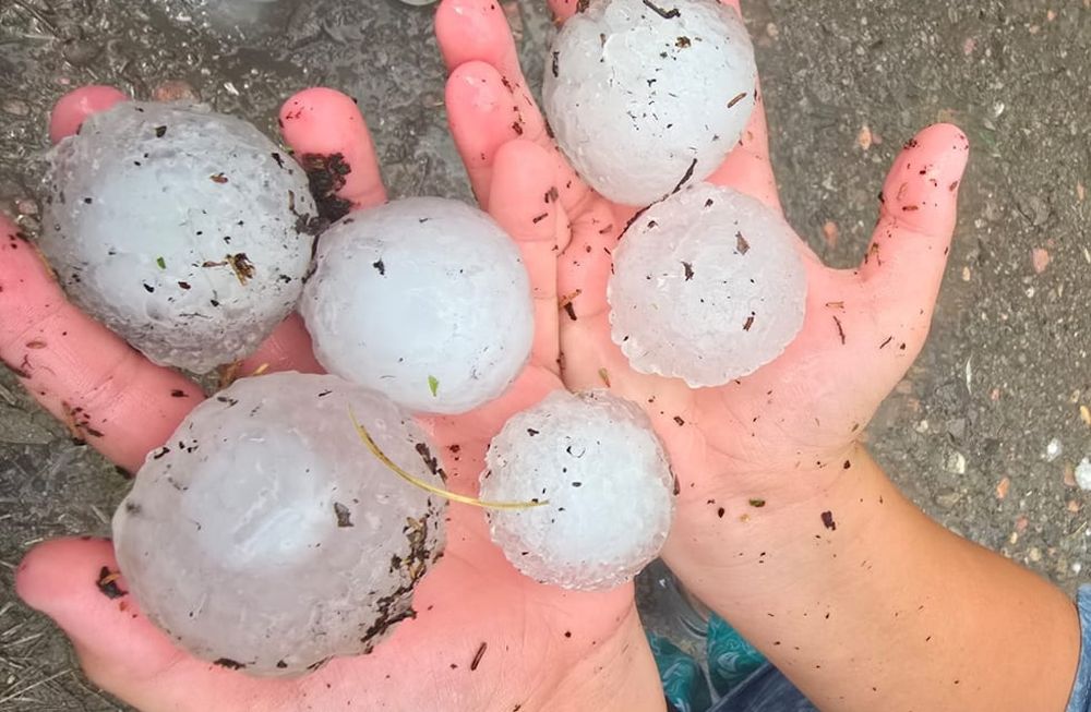 Durante la tarde de este lunes cayó granizo de gran tamaño en varios distritos de San Rafael. Gentileza